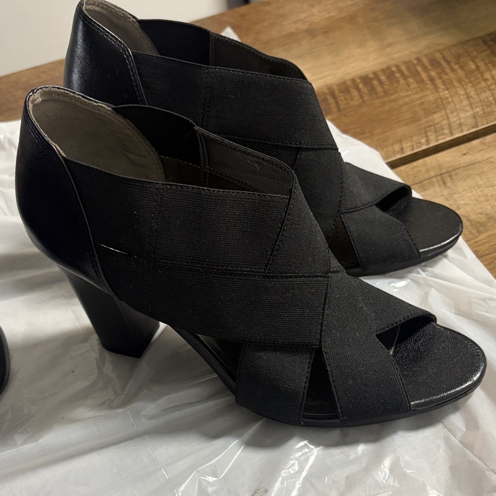 Life Stride Black Crisscross Open-Toe Block Heel Sandals